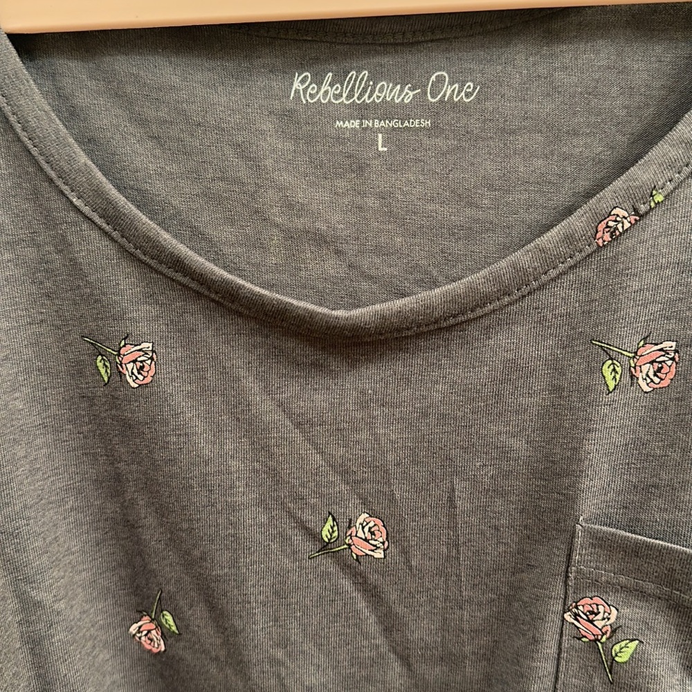 Rebellious One Roses top - Picture 3 of 6